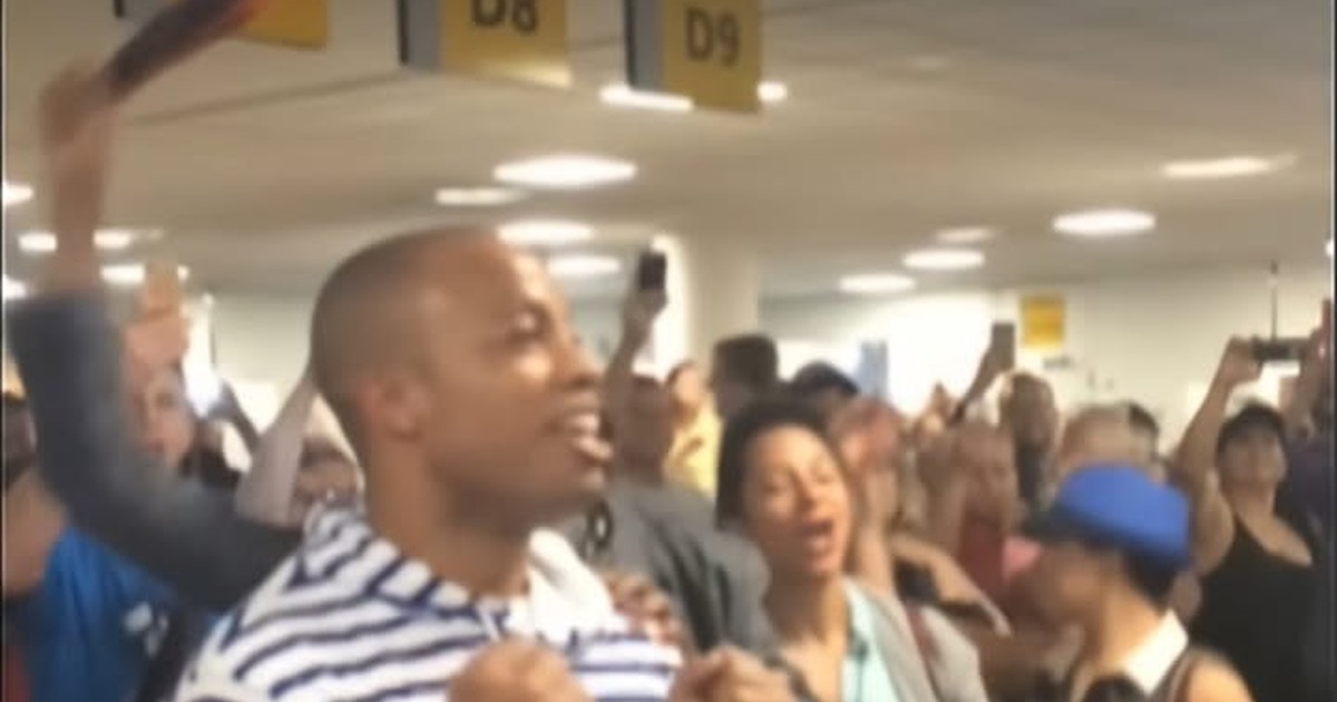 The Lion King and Aladdin Airport Sing-Off: Theatre Outside Its Usual Frame