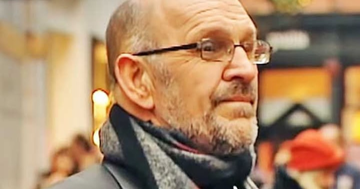 Martin Hurkens’ ‘You Raise Me Up’: A Filmed Performance in a Public Place