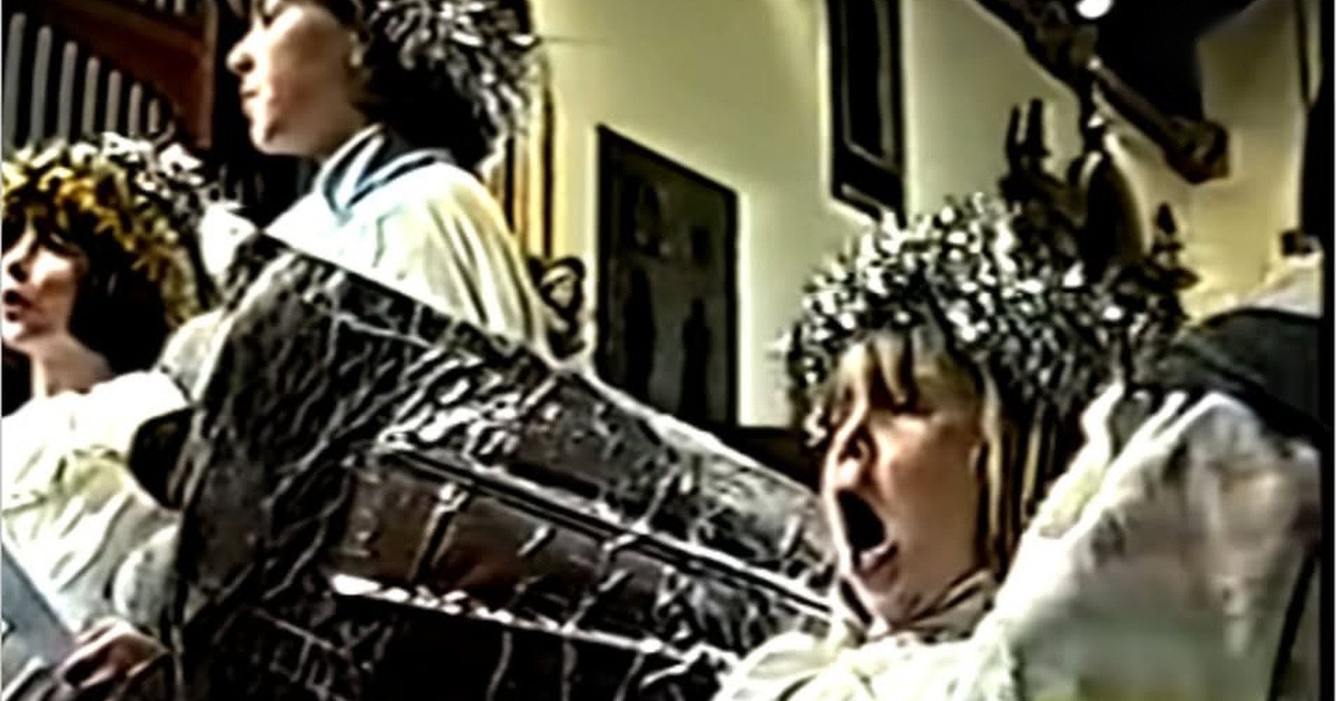 A Nativity Sing-Along: Individual Presence Inside a Shared Performance