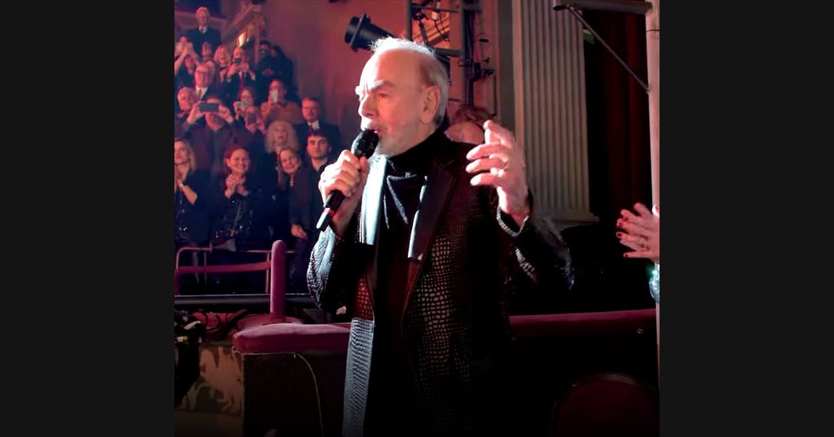 Neil Diamond at “A Beautiful Noise”: The Artist Beside His Stage Portrayal