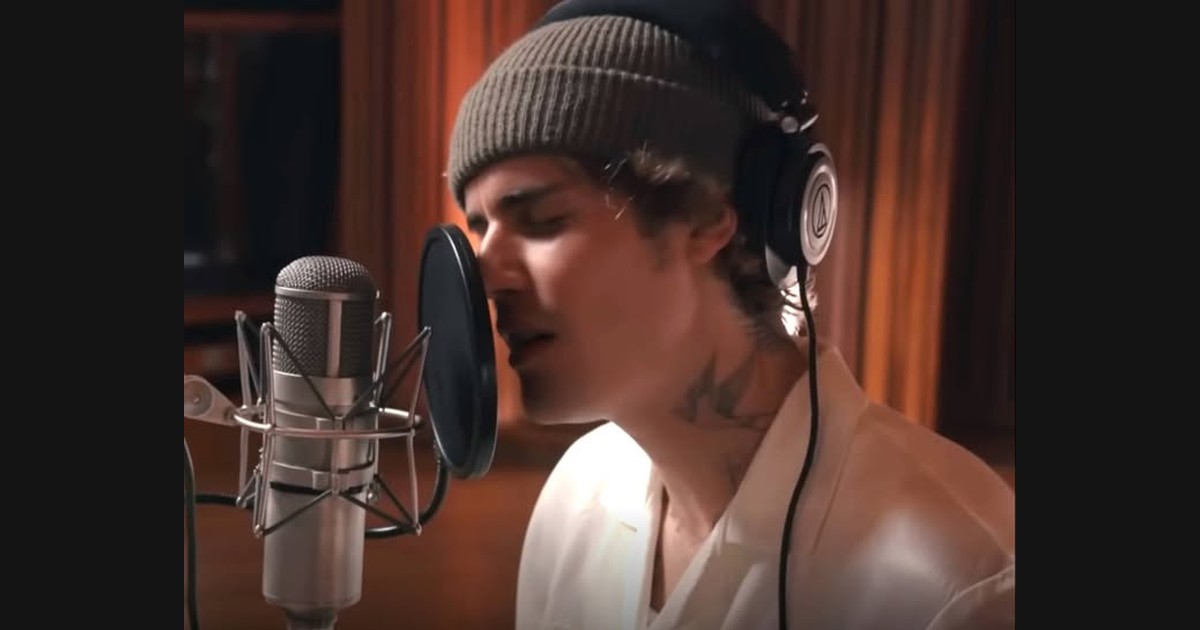 “Lonely” in Three Official Forms: Acoustic Video, Music Video, and Live Performance